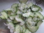 Layered sliced cucumber and shallots